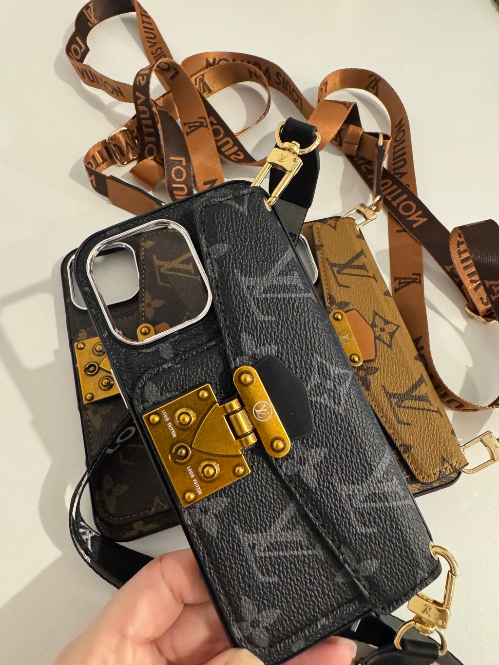 Coque L.V bandoulière  iPhone 16 pro max et iPhone 16 plus