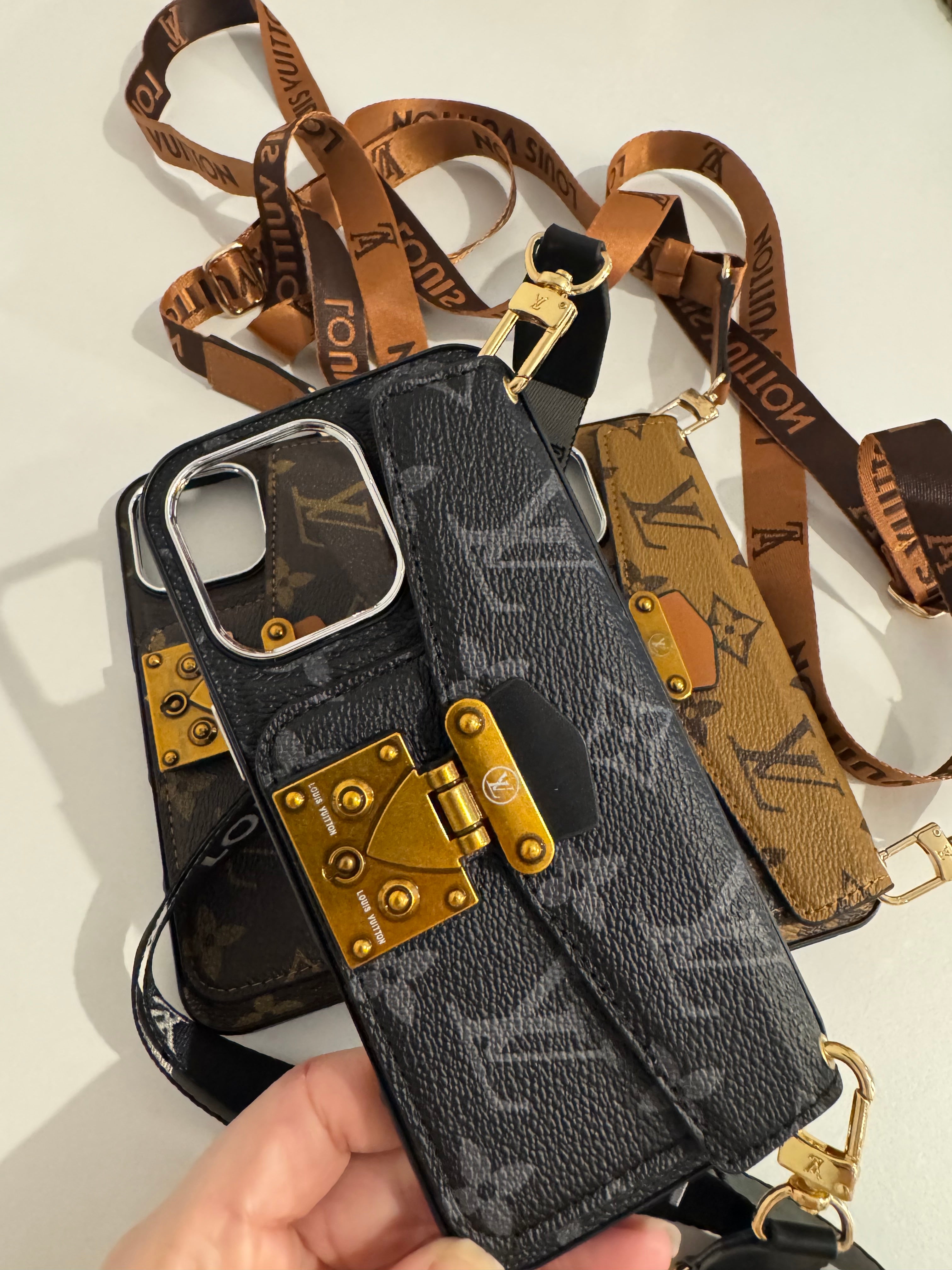 Coque L.V bandoulière  iPhone 16 pro max et iPhone 16 plus