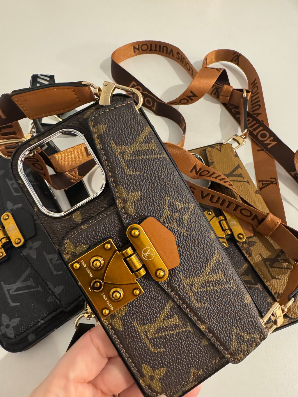 Coque L.V bandoulière  iPhone 16 pro max et iPhone 16 plus