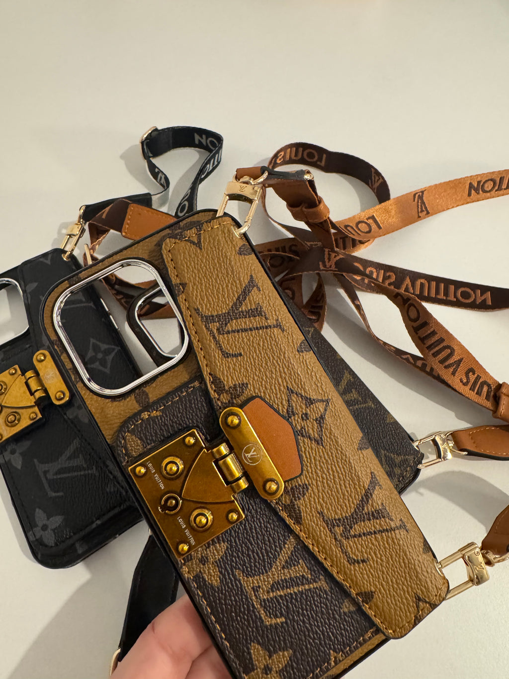 Coque L.V bandoulière  iPhone 16 pro max et iPhone 16 plus