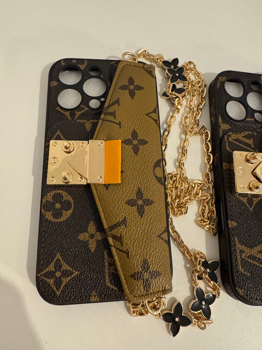 Coque L.V bandoulière iPhone 16 pro max