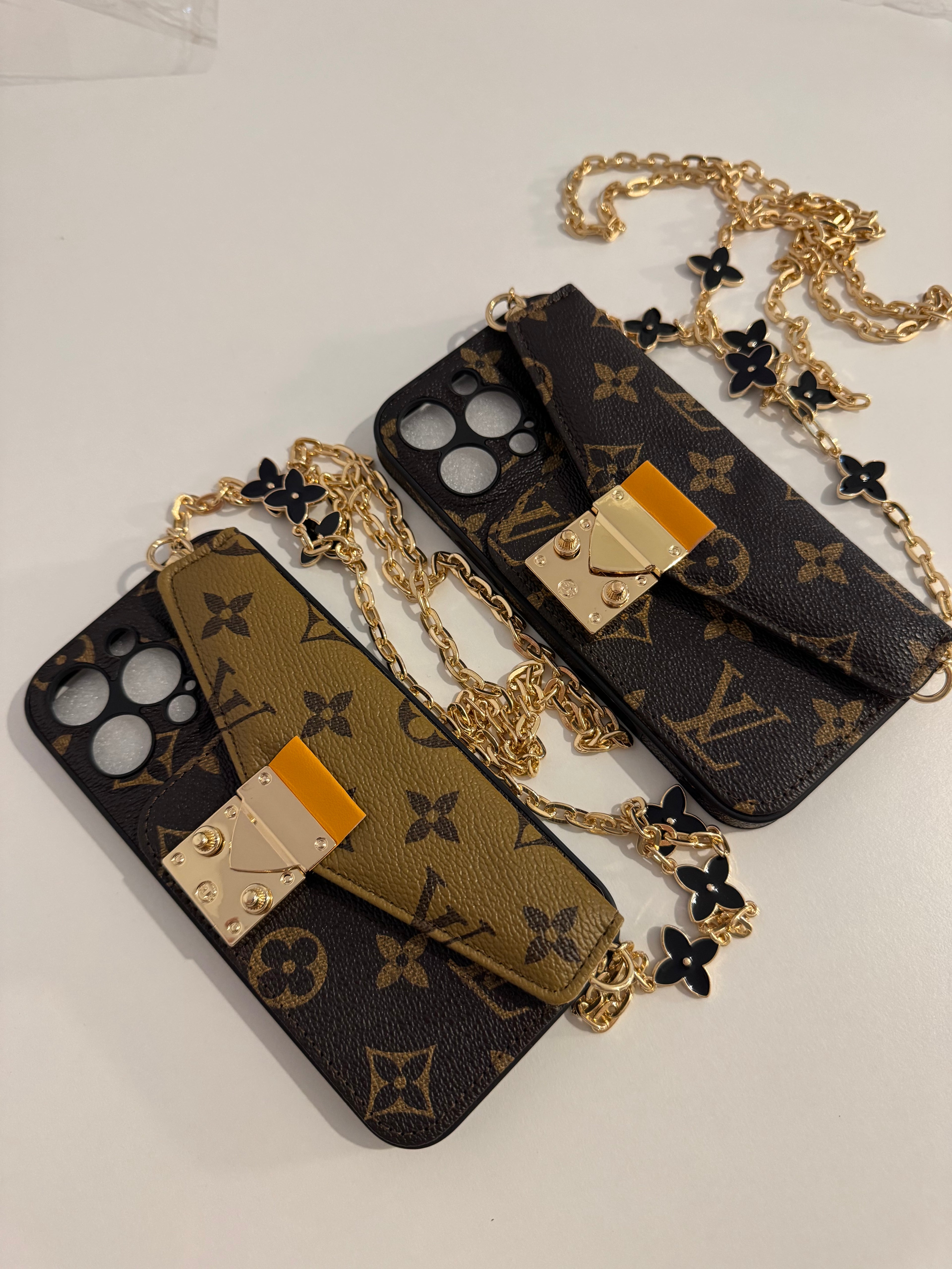 Coque L.V bandoulière iPhone 16 pro max